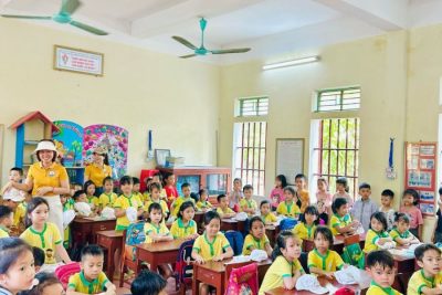 Các em Học sinh trường Mầm non Hải Hòa sang tham quan trải nghiệm Trường Tiểu học Hải Hòa