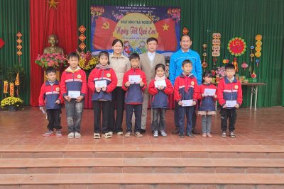 Mang Tết đến với học sinh nghèo vượt khó của trường Tiểu học Hải Hòa