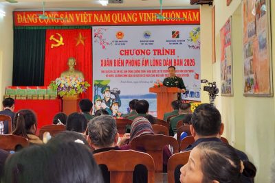 Các em học sinh Trường Tiểu học Hải Hòa có hoàn cảnh khó khăn vươn lên trong học tập nhận Quà Tết của Đồn Biên phòng cửa khẩu cảng Hải Thịnh