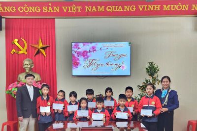 Trao quà Tết yêu thương cho các em học sinh có hoàn cảnh khó khăn của Trường Tiểu học Hải Hòa.